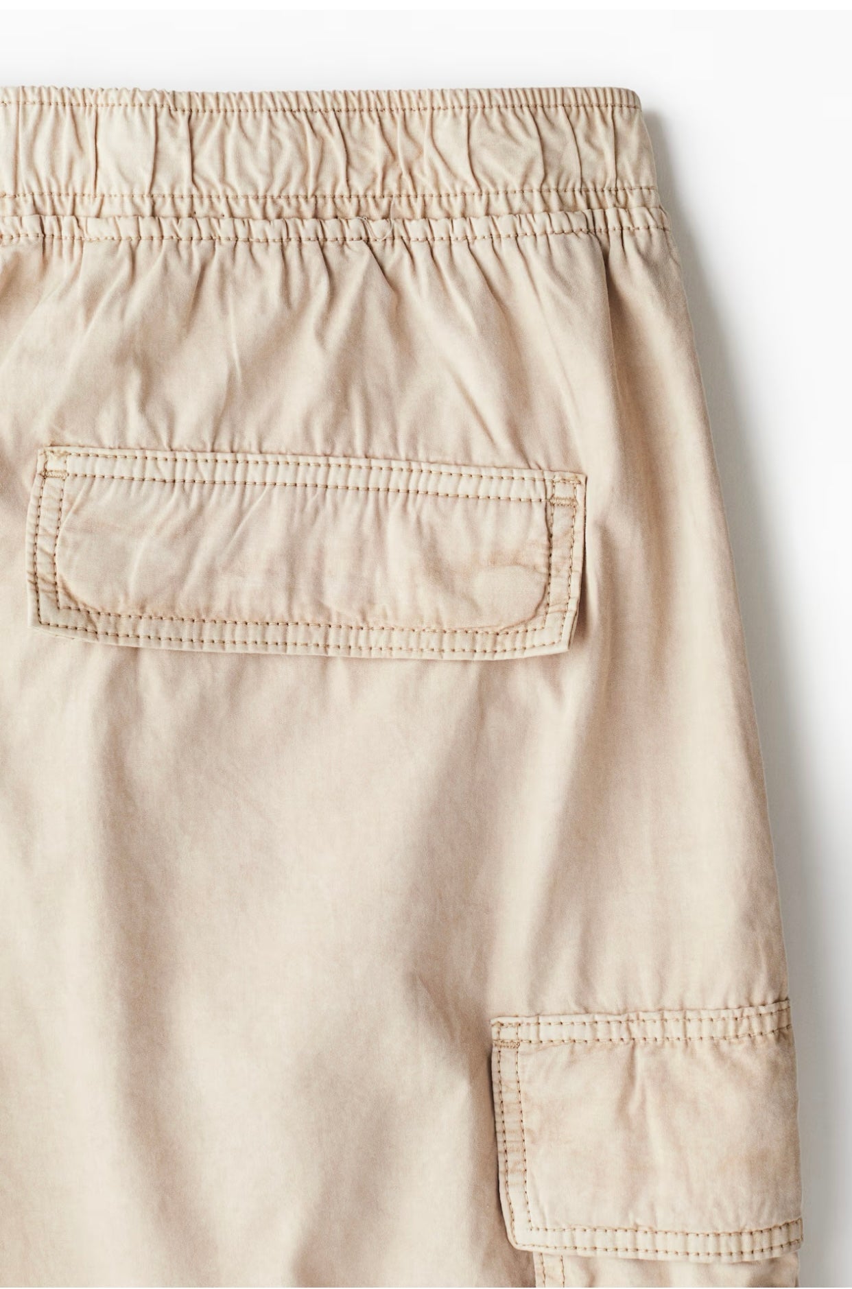 H&M Effortlessly Loose Fit Cargo Shorts in Sandy Beige