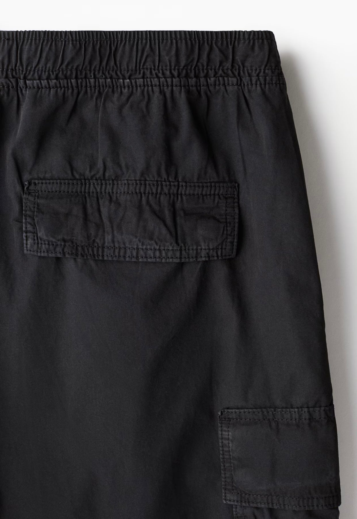 H&M Effortlessly Loose fit Cargo Shorts in Midnight Shadow