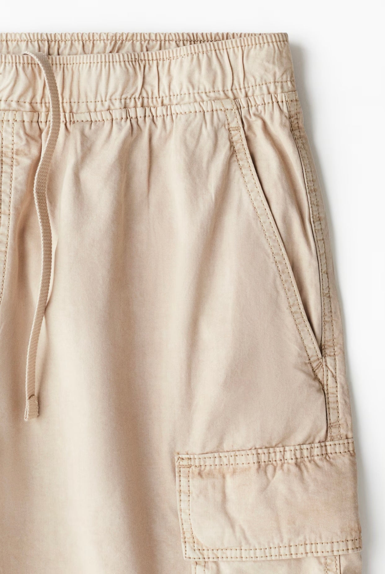 H&M Effortlessly Loose Fit Cargo Shorts in Sandy Beige