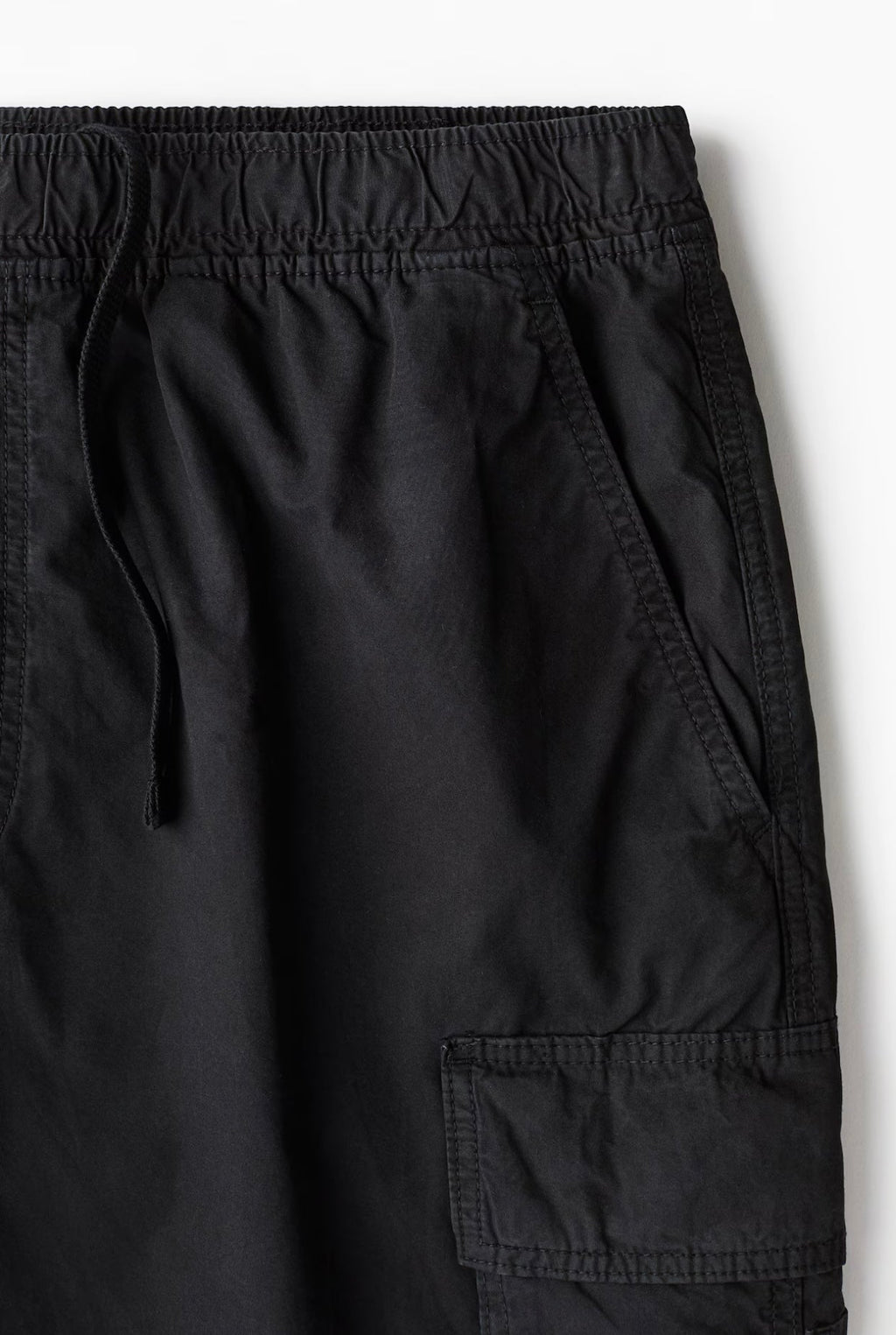 H&M Effortlessly Loose fit Cargo Shorts in Midnight Shadow